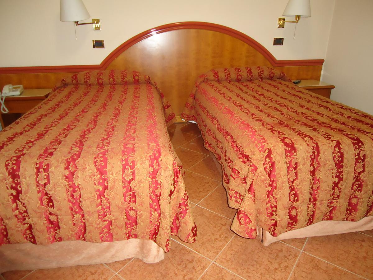 Hotel Paris Castel Goffredo Экстерьер фото